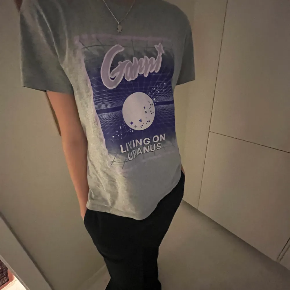 Säljer denna jättefina t-shirt från Ganni. Super bra kvalite och snålt använd!🌟Väldigt liten i strl så skulle säga att den passar allt från XXS-S. Kan absolut tänka mig sälja för lägre pris så skriv vid intresse!. T-shirts.
