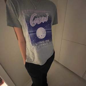 Säljer denna jättefina t-shirt från Ganni. Super bra kvalite och snålt använd!🌟Väldigt liten i strl så skulle säga att den passar allt från XXS-S. Kan absolut tänka mig sälja för lägre pris så skriv vid intresse!