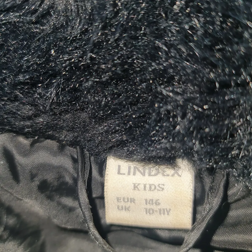 Fur jacka från Lindex stl.146 (Det finns mycket fina  flickkläder stl.från 134 till 160).. Jackor.