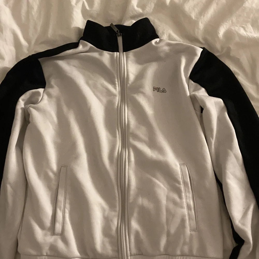 En vit zip up tröja från Fila i färgen vit och svart, storlek S . Tröjor & Koftor.