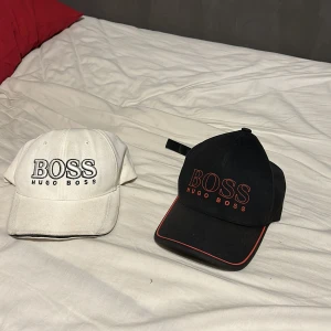 One size - Jag säljer mina två Hugo boss kepsar för dom inte används längre och har haft dom i ett år den vita kepsens skärm är lite sne men det går att fixa 