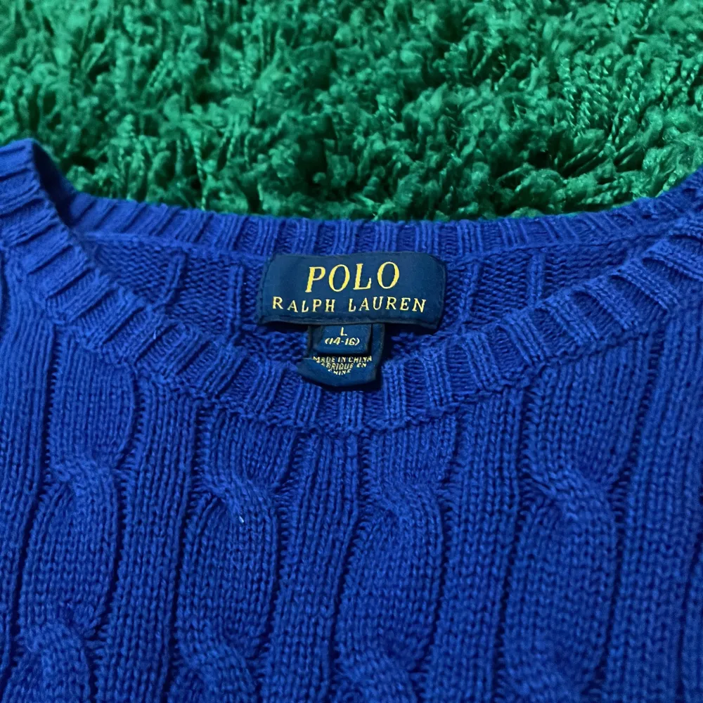 Polo Ralph Lauren stickad tröja Gott skick Storlek 14-16 år Butikers pris ca 750kr Mitt pris 200kr . Stickat.