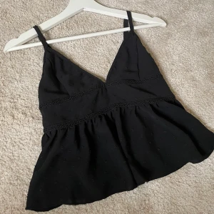 Svart topp - Säljer nu denna svarta topp som endast kommit till användning en gång. 