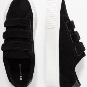 Svarta skor - Säljer dessa svarta skor som är använda men inte används längre. Skriv vid frågor eller intresse❤️skriv för egna bilder