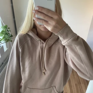 Bikbok hoodie - Jag säljer en jättefin beige bikbok hoodie i storlek XS. Den är i använt men bra skick🥰köparen står för frakten!