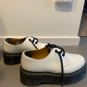 Vita Dr Martens  - Säljer mina vita låga dr Martens då de inte passar! Använt som två gånger totalt så de är som nya! Frakt ingår inte i priset! 