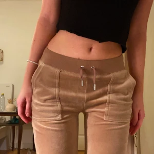 Juicy byxor  - Säljer mina juicy Couture byxor ( nyskick) i färgen warm Taupe 💕💕 Köp direkt för 700kr+ frakt eller möts upp i Göteborg 