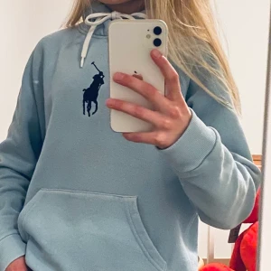 Ralph lauren hoodie i superfint skick! - Ljusblå hoodie från Ralph lauren i superfint skick! Storlek s dam