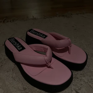 Bershka skor - Säljer dessa Bershka sandaler i storlek 40. Använda ca 5 ggr. Frakt tillkommer ca 50kr. Annars hämtas dem i nacka😊