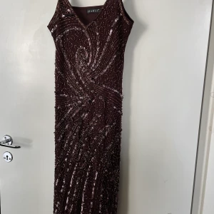 Brun paljett klänning  - Fin brun paljett klänning