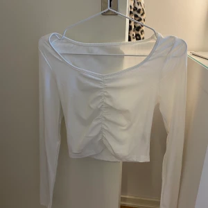 Vit långärmad tröja med veck - Aldrig använd dene från Hm❤️