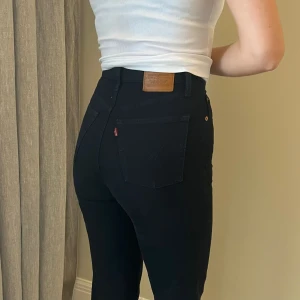 Levis ribcage straight  - W26 L29 Sparsamt använda.