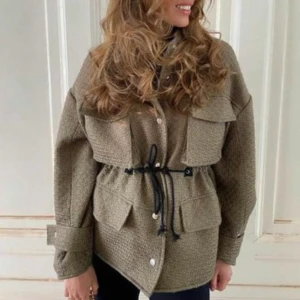 Meotine jacka 💖 - Säljer nu min perfekta höstiga meotine jacka! Modellen heter Palma, och färgen är i Army green. Köptes för 2 år sedan och är knappt använd. Egna bilder kan också skickas ❤️