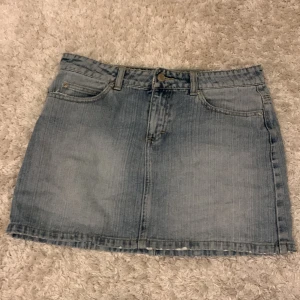 jeans kjol - jättefin ljus jeanskjol! Köpt second hand och märket är vila och säljer pga den är lite stor ❤️