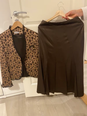 Set  - Jätte fint sätt som då är en crop-top med en jätte vacker kjol och en smickrande kavaj till allting är i storlek 38. Kan säljer separat också😊