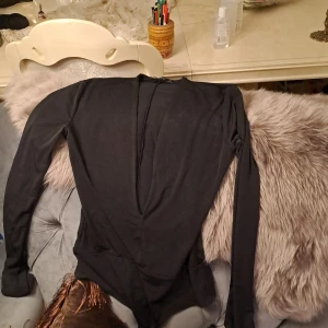 Bodysuit - Säljer denna extremt fina bodysuit som aldrig lyckats komma till användinf. V ringad och väldigt fint samt skönt material