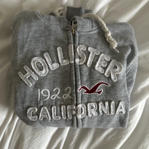 Hoodie med dragkedja från hollister  - Säljer den super populära Hoodien med dragkedja från hollister som tyvärr är alldeles för liten.. 