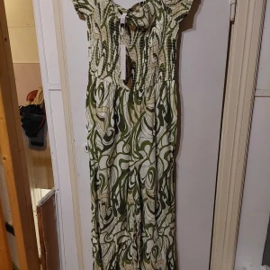 Byxdress - Ny byxdress/jumpsuit , aldrig använd . Prislapp sitter kvar . Strl 40/42