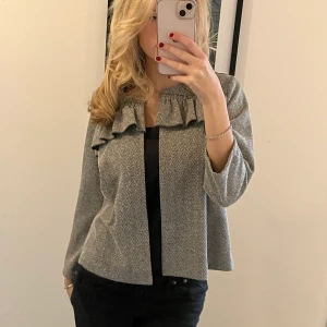 Trekvartärmad kofta - Säljer min as söta trekvartsärmade kofta i st L men passar mig som har S❤️