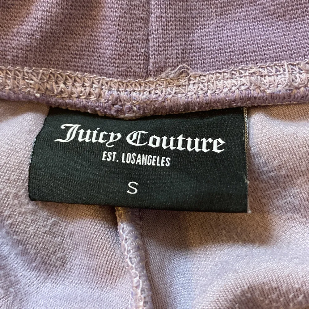 Säljer mina Juicy Couture byxor i färgen lila för jag tröttnade på dom. Storlek S men passade på mig som har storlek XS i vanliga fall💕. Jeans & Byxor.