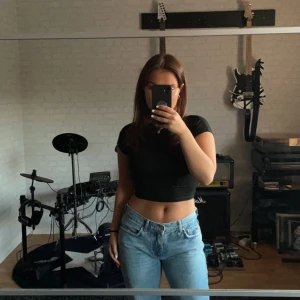 Lågmidjade jeans  - Säljer dessa assnygga och sköna Lågmidjade jeans i storlek 36 från GinaTricot! Kan fraktas men köparen står för frakten 