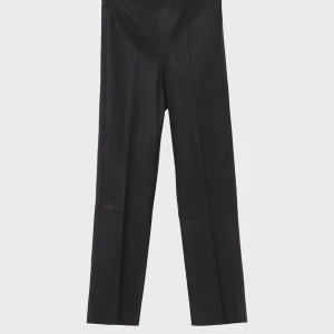 BY MALENE BIRGER FLORENTINA LEATHER TROUSERS.  - Trading for 8000 KR in store/online. I am selling them for 1500 KR because of a small hole. Please see the pictures.   Size: EU 36/SMALL  - Cropped - High waist - 100% lamb leather - Professional leather dry clean only