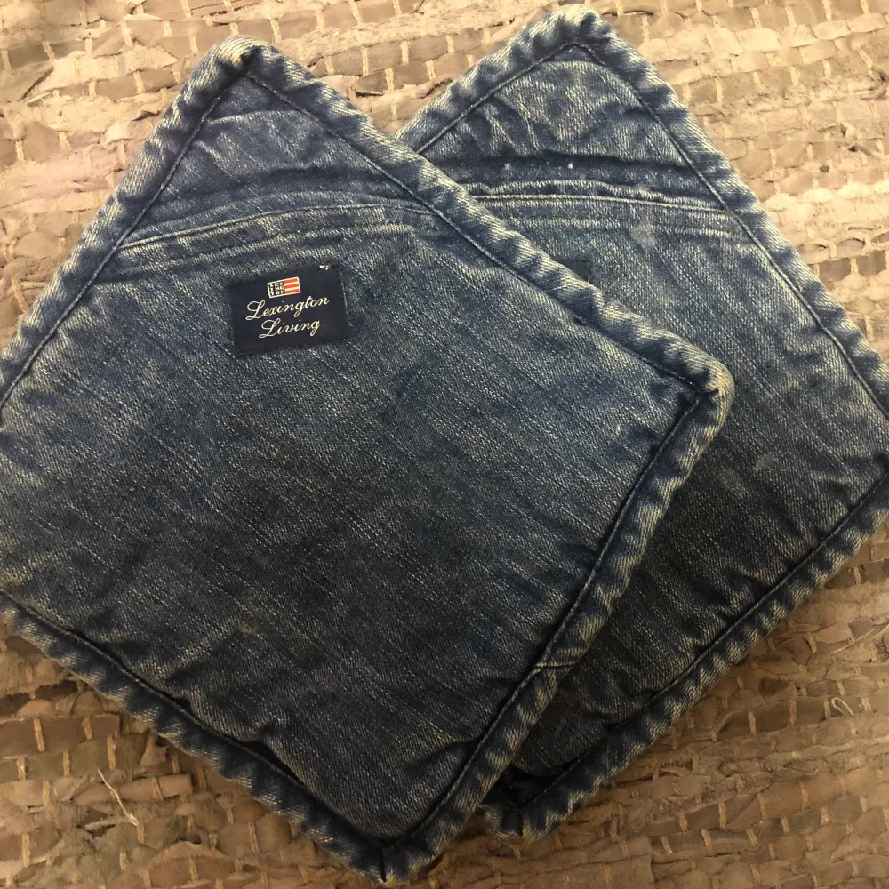 I fint använt skick   Grytlapparna är i jeanstyg 90kr för båda   Handdukar 2st för 100kr  Eller 160kr för allt plus frakt . Accessoarer.