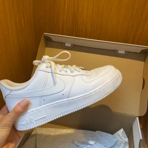 Air force 1s - Air force 1st storlek 40, använda några få gånger bara så nästan helt nya 