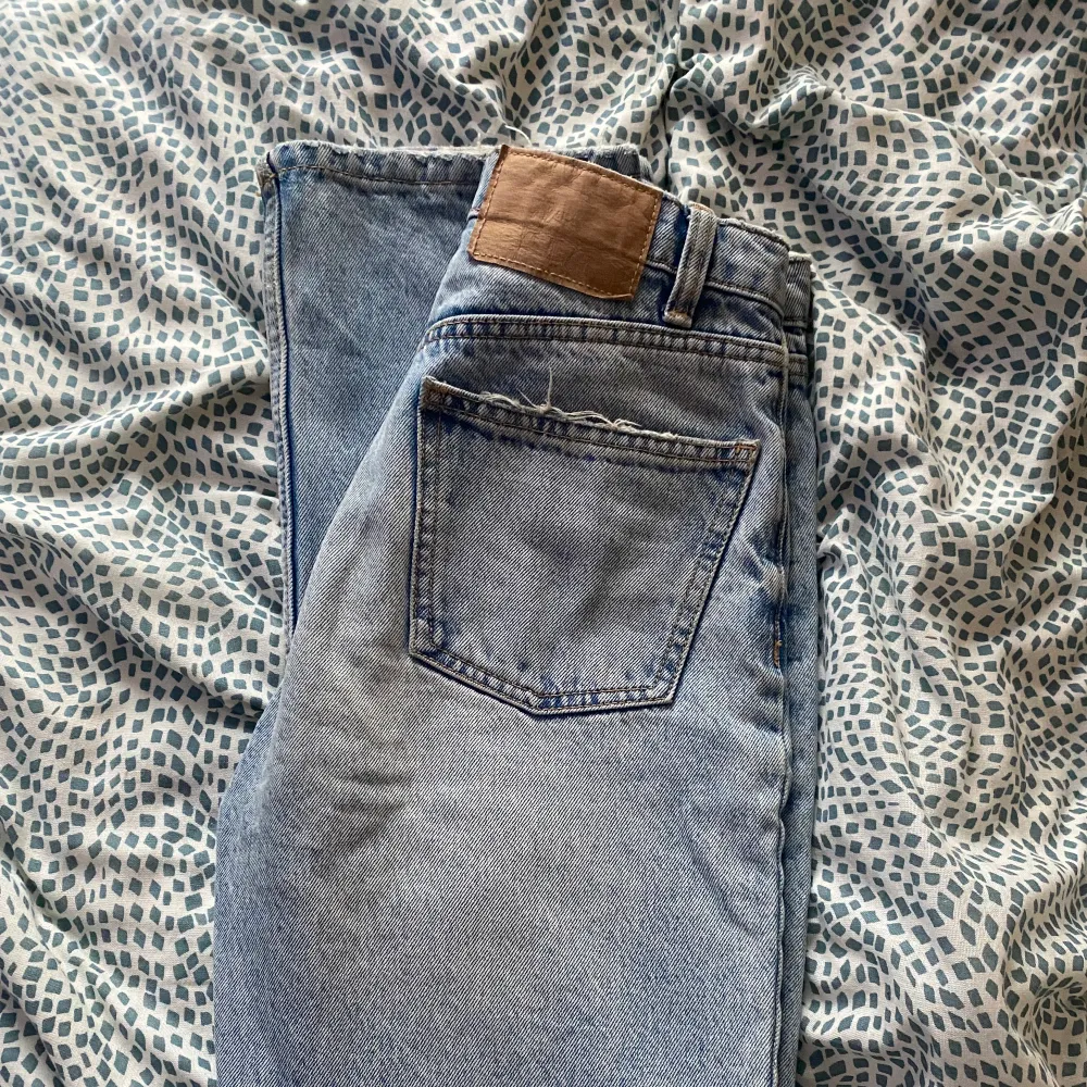 Det har blivit dags för mig att sälja mina älskade jeans från zara då de blivit för små tyvärr!  Väldigt populära jeans med medelhög midja och långa ben👌🏼 Jag har använt dem mycket men vad jag kan se är det inga tecken på slitage!  (Första bilden lånad). Jeans & Byxor.