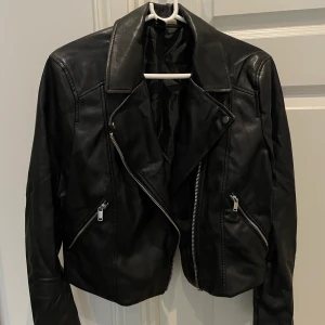 Skinnjacka - Storlek 42, passar S-L. Inga synliga tecken på användning, den är i bra kvalite. 