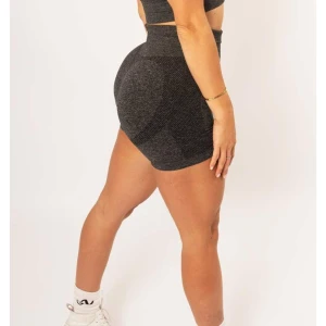 Embrace Shorts från X-shapes - Helt nya shorts från X-shapes. Endast provade, prislapp fortfarande kvar. Grå, strl M. Nypris 399:- säljes för 89:-. Köparen står för frakt.