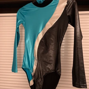 Gymnastik dress - || Blå, svart och silvrig gymnastik dress, använd en gång, jag skulle säga att det är storlek S (var 11-12 då jag använde den), köparen står för frakt || 