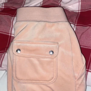 Juicy byxor  - Jättefina ljusrosa juicy byxor i storlek Xs. Används ungefär 3 ggr och det ut precis som när jag köpte dom helt nya på Jackie för ca 1 månad sen. Säljer pga att jag inte använder dom