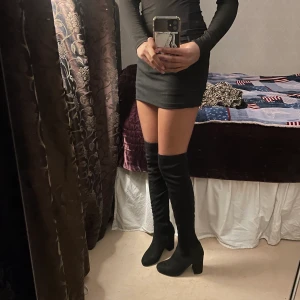 Höga stövlar från Tiamo - Höga over knee stövlar i mockaimitation! 9cm klackar Bra skick då de aldrig använts!