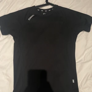 Funktionströja från ICANIWILL, storlek S. NY! - Funktions t-shirt från ICANIWILL i storlek Small. Helt ny! Färg: svart med små reflex tryck utspritt på tröjan.   Djur finns i hemmet, rökfritt hem. 