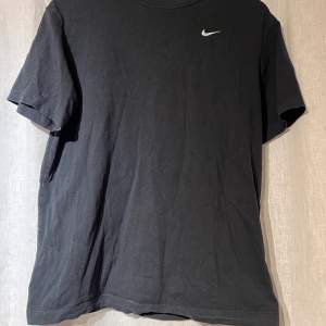 Stilren Nike T-shirt! Skriv privat för fler frågor/bilder!