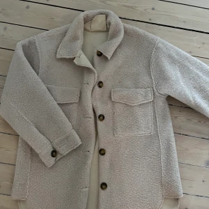 Zara jacka  - Knappt använd jacka från Zara, barnavdelningen. Storlek 164.