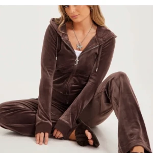 Juicy Couture Set - Hela Settet från Juicy Couture för 1300kr Köpte en ny färg och säljer det därför☺️oanvänt och unik färg❤️storlek S på båda, skickas endast med Spårbart.