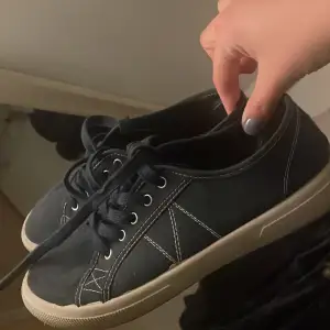 Säljer mina sneakers som inte används så mycket på sista tiden. Skicket är bra på skorna 