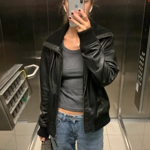 Svart skinnjacka  - Säljer denna DÖSNYGGA fodrade skinnjacka som tyvärr inte kommer till användning längre:( jag är en storlek S på bilden för referens 💞 köparen står för frakten men jag möter även upp i Lund💞 