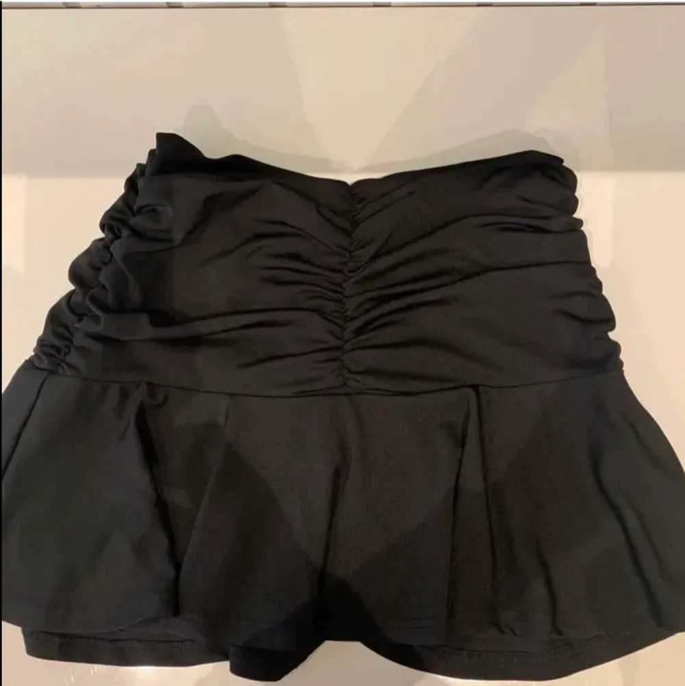 Säljer denna super fina svarta kjolen då den tyvärr inte kommer till användning💓  den har en dragkedja på sidan som ej syns💓 går att reglera hur man vill ha den i midjan💓passar xs-M då den är lite stretchig💓 hör gärna av er vid frågor eller intresse💓. Kjolar.