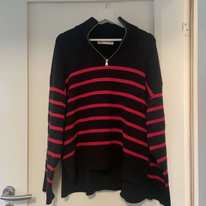 Stickad Tröja Zara - Säljer nu denna stickade tröja från zara då den inte kommer till användning längre, den är i storlek L men passar mig med storlek S som lite oversize och passar M också ❤️