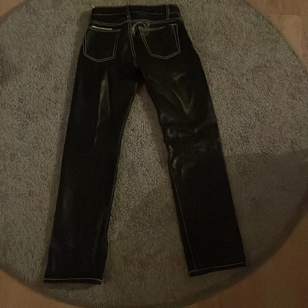 Säljer nu min super fina eytys byxor i färgen svart tråden vid fickan har lossnat lite men det är inget man tänker på säljer då jag har växt ut dom❣️nypris är 1900. Jeans & Byxor.
