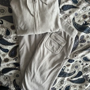 Ljusgrå juicy couture  - Ljusgrå juicy couture dress, byxorna i storlek XS och tröjan i storlek M🌸 fint skick och inget att markera på! Inte intresserad av att byta mot något. Tröja: 600kr och byxorna 600kr eller båda för 1000kr