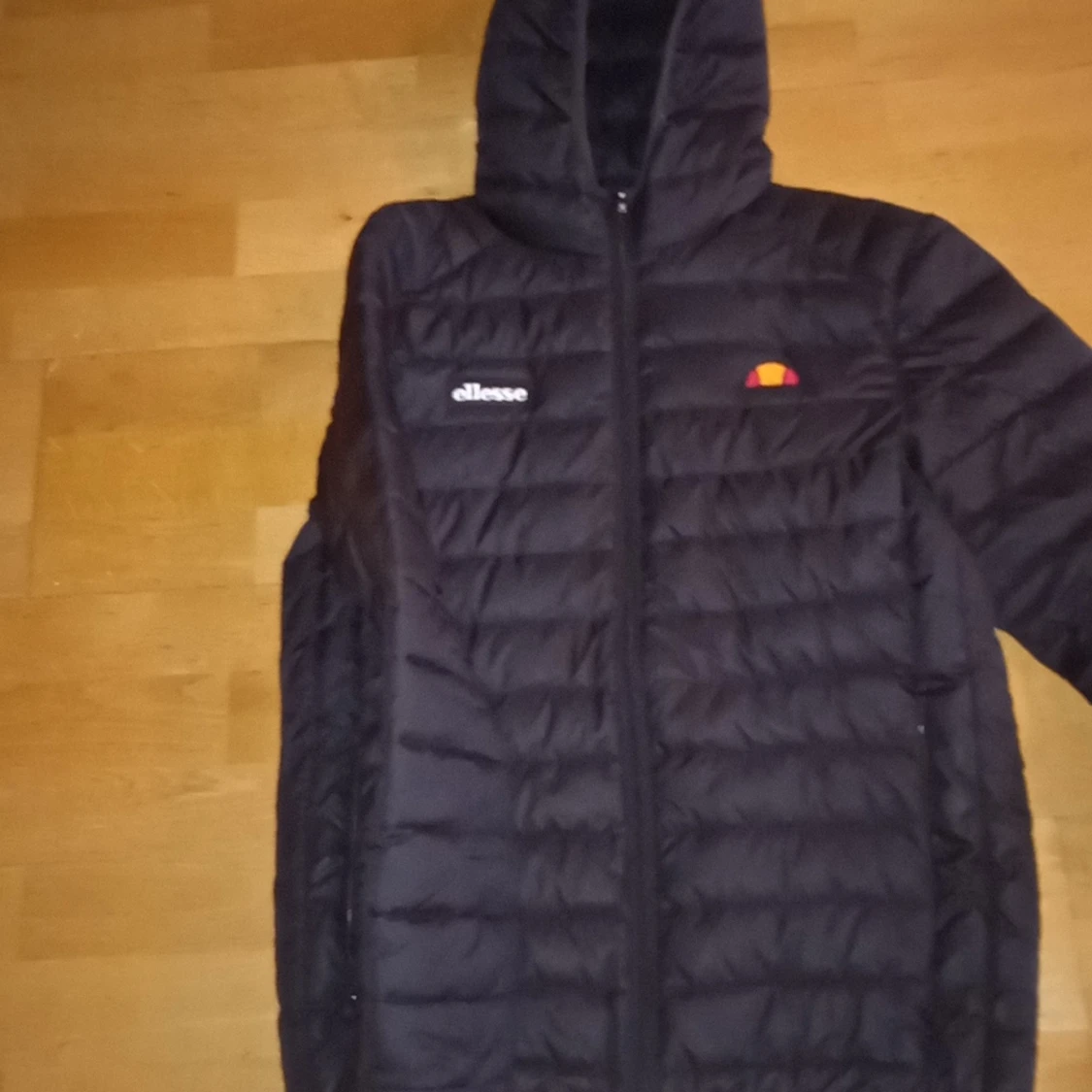 Ellesse jacka i färgen svart