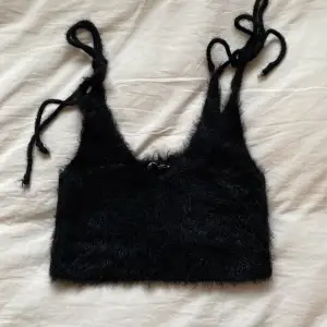 Ett coolt svart fluffigt linne som man knyter vid axlarna från zara, använd en gång! 👻