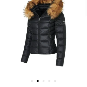 Rock and blue jacka!!💓 - Väldigt fin rock and blue jacka med päls, den är köpt för 2799kr, skriv för egna bilder!!😍