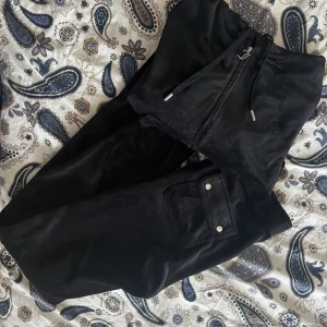 Svart juicy couture  - Svart juicy couture dress, byxorna i storlek XS och tröja i S💗 Använda max 5 gånger, inget att markera på🌸 inte intresserad av att byta mot något. tröja: 700kr och byxor 700kr eller båda för 1200kr!