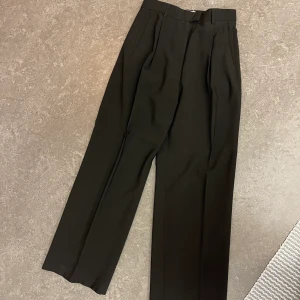 Djerf Avenue kostymbyxor - Nästintill oanvända kostymbyxor från Djerf Avenue i storlek small. Inga tecken på användning finns.