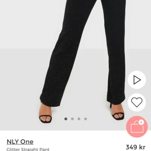 Byxor - Ett par snygga glittriga byxor från Nelly! Köpta för 349kr! Strl L! Helt nya, prislapp kvar!